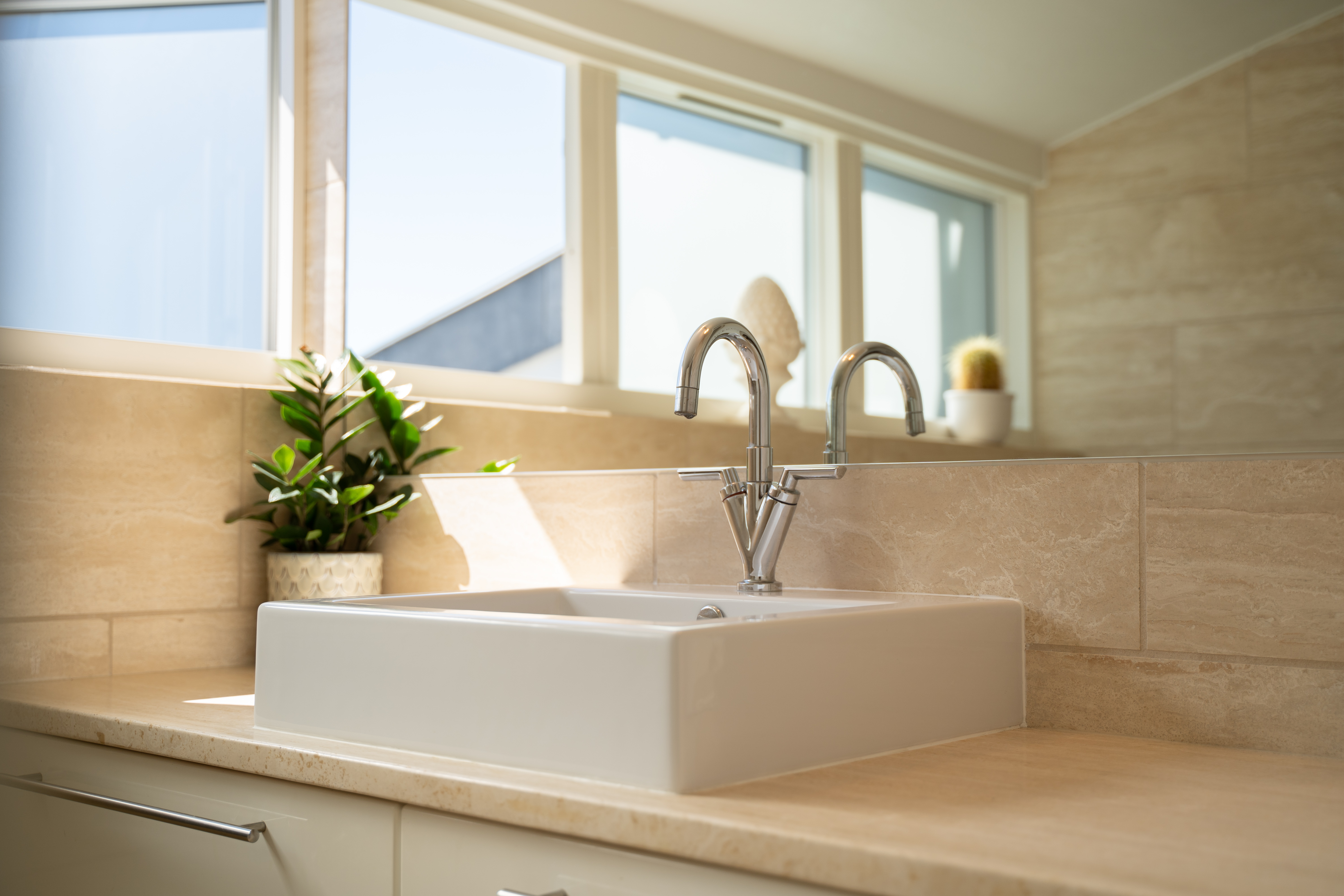 Detalje af moderne badeværelse med varmt lys