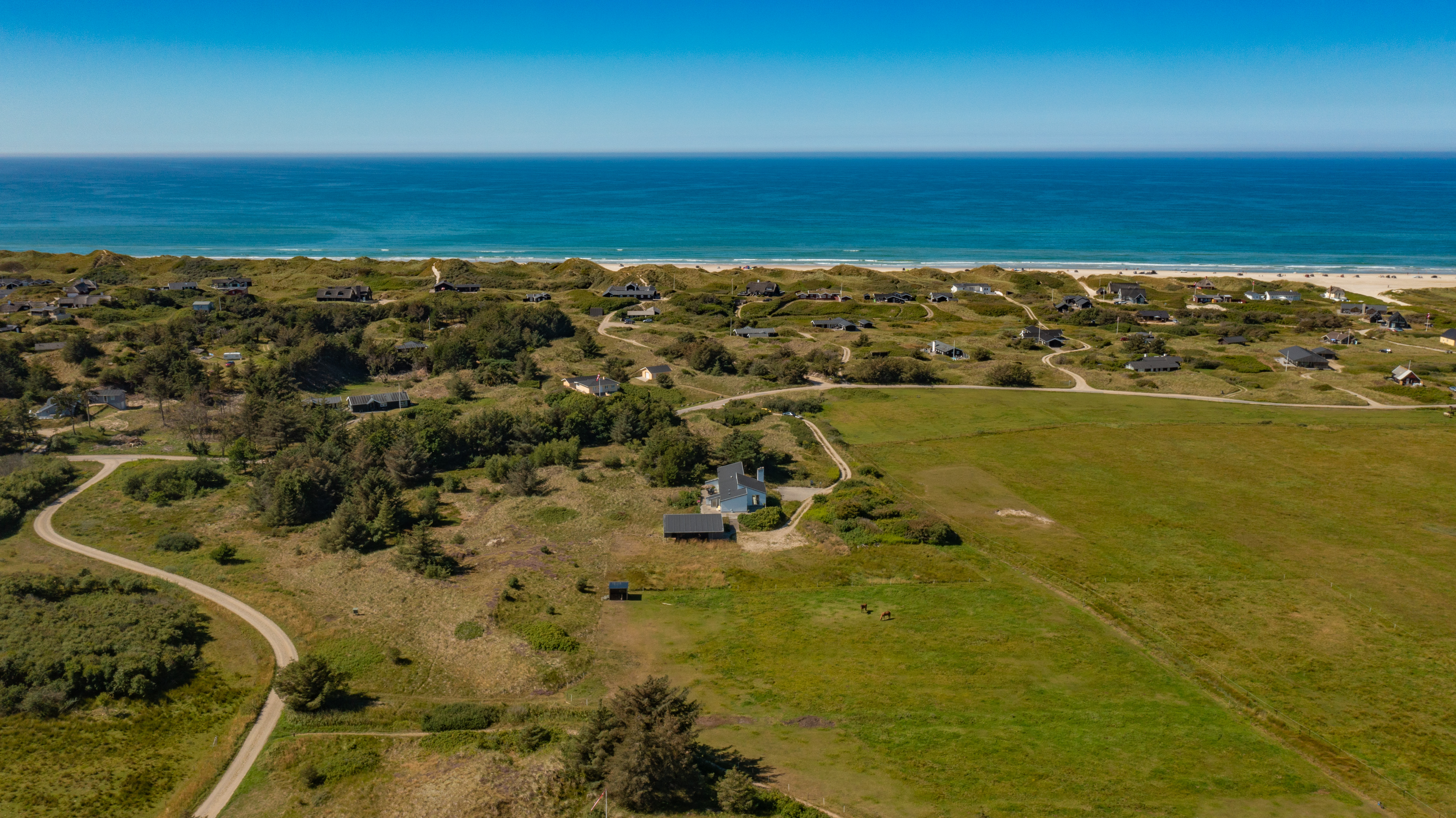 Pirupshvarrevej 84 fra luften med hav og natur