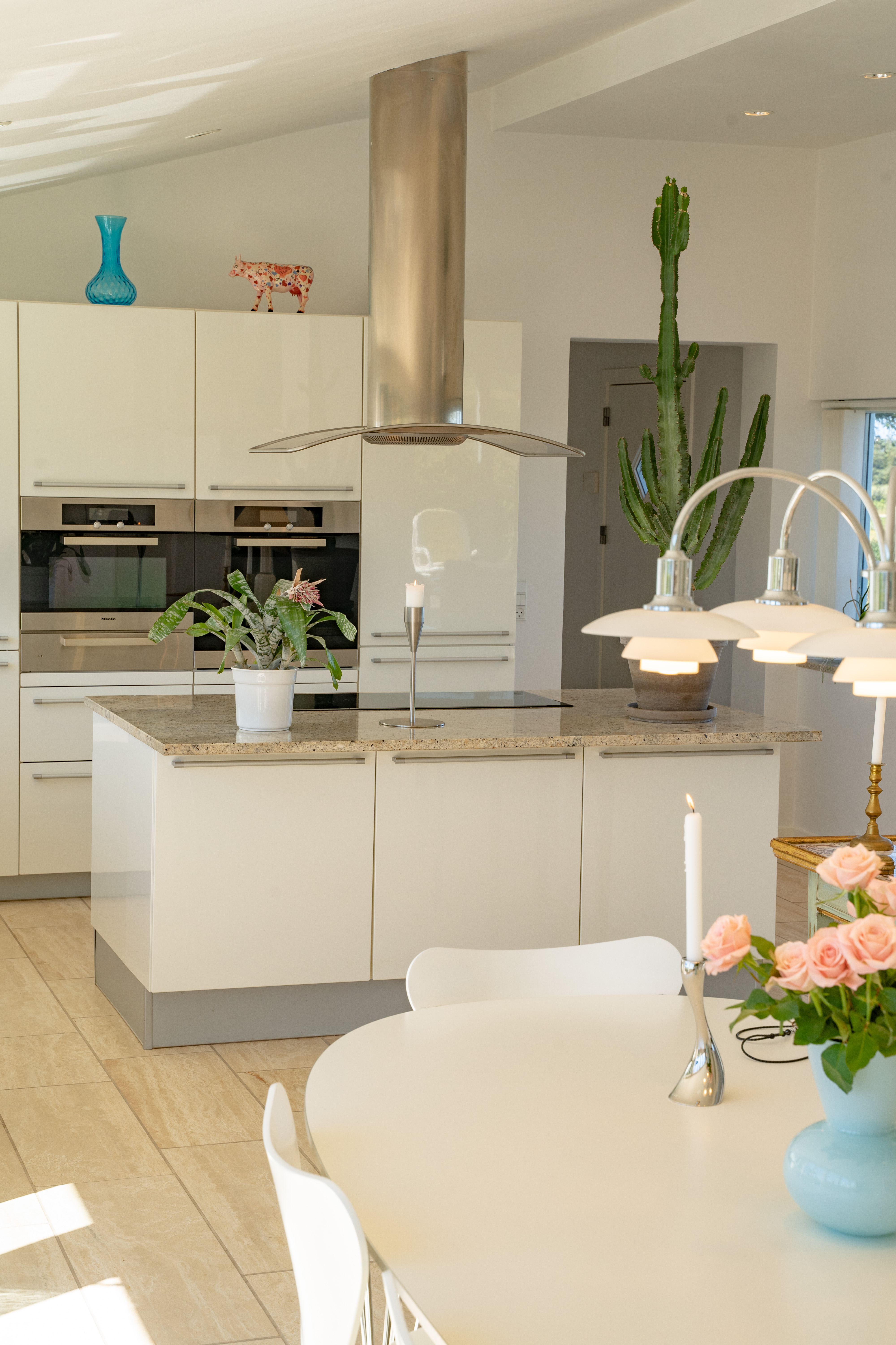 Køkkenet med øer, Miele-apparater og rosa roser