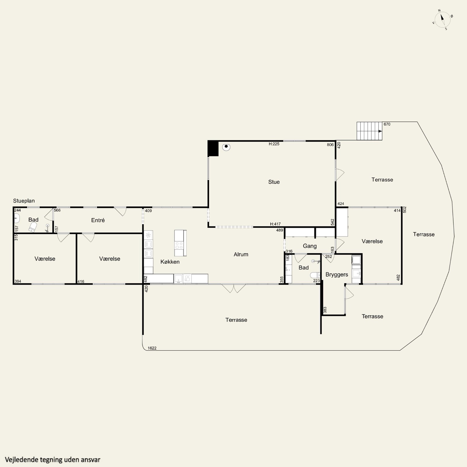 Detaljeret plantegning af stueplan: værelser, køkken, stue, badeværelser, bryggers og terrasser.